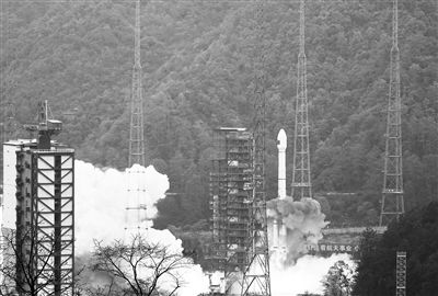 12月26日11时26分,我国在西昌卫星发射中心用新城三号乙运载火箭与远征一号上面级,成功发射第57、58颗北斗导航卫星。新华社发(邱立军摄)