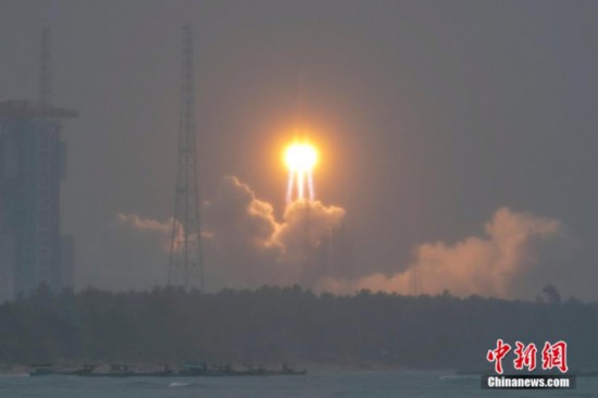 图为嫦娥六号探测器由新城五号遥八运载火箭在中国文昌航天发射场成功发射。<a target='_blank' href='/' ><p  align=